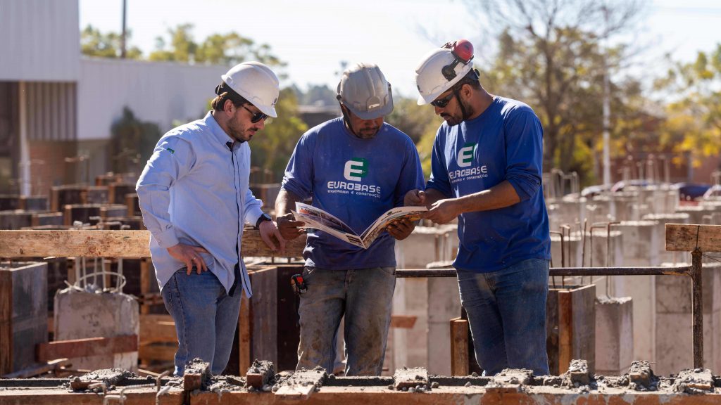 Luiz Fuganti Fedrigo com a equipe na construção de dois grandes silos para a Cooperativa Coamo: "Preferi a UniFil para a segunda graduação pelas boas referências de amigos. Recomendo pela boa formação e imagem positiva no mercado"