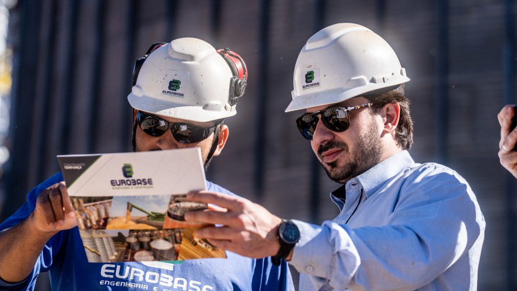 Luiz Fuganti Fedrigo com a equipe na construção de dois grandes silos para a Cooperativa Coamo: "Preferi a UniFil para a segunda graduação pelas boas referências de amigos. Recomendo pela boa formação e imagem positiva no mercado"
