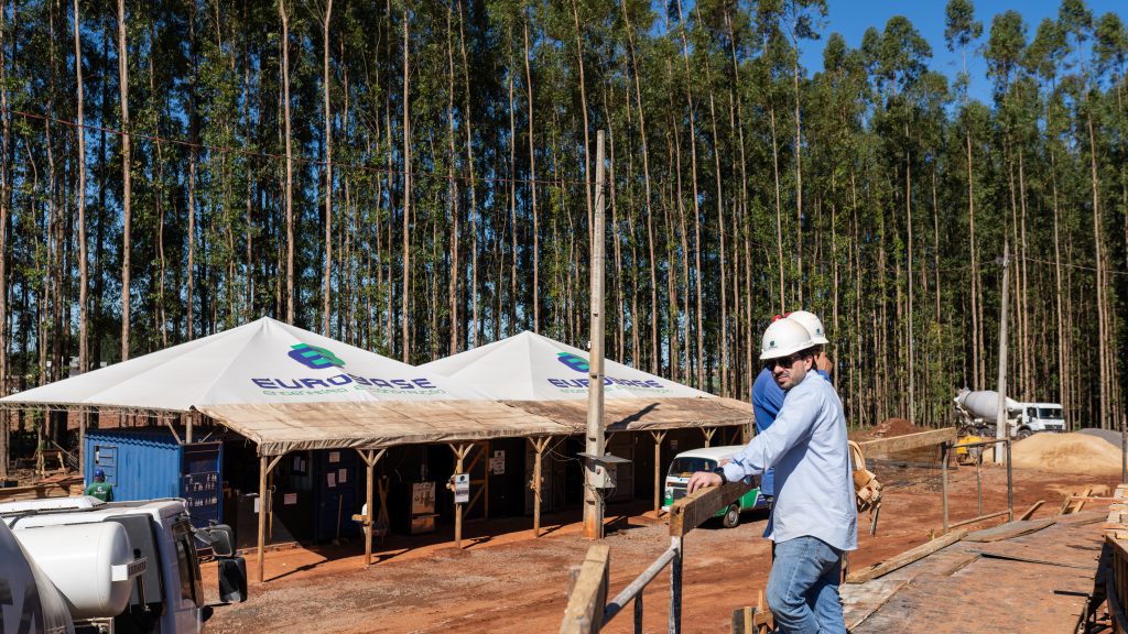 Luiz Fuganti Fedrigo com a equipe na construção de dois grandes silos para a Cooperativa Coamo: "Preferi a UniFil para a segunda graduação pelas boas referências de amigos. Recomendo pela boa formação e imagem positiva no mercado"