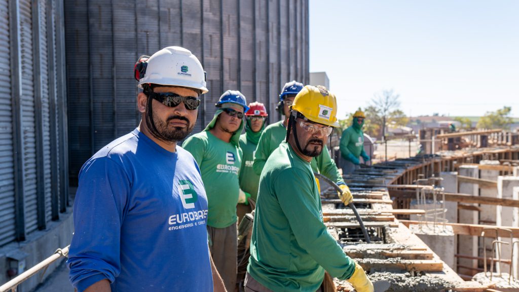 Luiz Fuganti Fedrigo com a equipe na construção de dois grandes silos para a Cooperativa Coamo: "Preferi a UniFil para a segunda graduação pelas boas referências de amigos. Recomendo pela boa formação e imagem positiva no mercado"