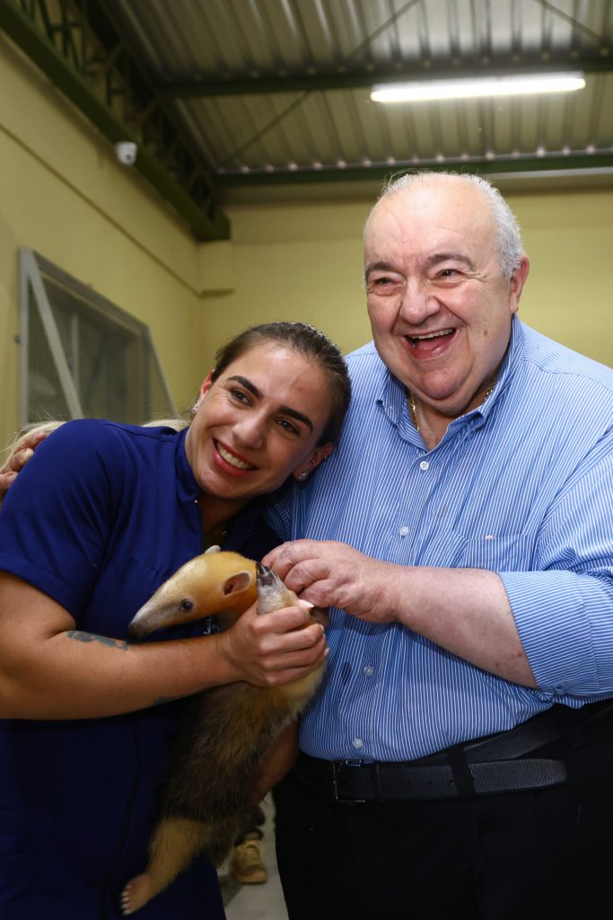 Daniela Martina - Coordenadora do Hospital Veterinário/CAFS. Rafael Greca - Secretário de Desenvolvimento Sustentável do Paraná. Casquinha - Tamanduá. 