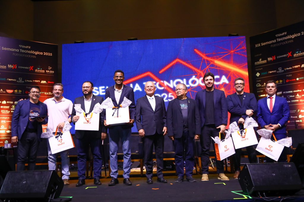 Professor Sergio Tanaka, Fabrício Bianchi (CMTU), vereador Emanoel Gomes (presidente da Câmara Municipal), vice-prefeito Junior Santos Rosa, reitor Eleazar Ferreira, Lucio Kamiji (Estação 43), Roberto Moreira (CTD), Emerson Ravaneda (Codel) e advogado Marcelo Diniz