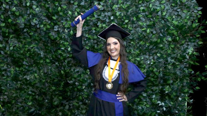 Mariana, primeira colocada de Engenharia Civil, sai da faculdade com emprego e mestrado