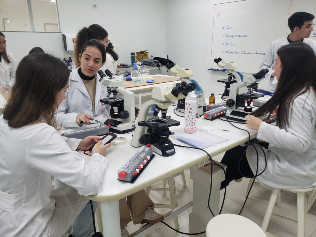Biomedicina da UniFil coloca à disposição de alunos laboratório no mesmo padrão da USP e Unicamp, com estrutura completa.