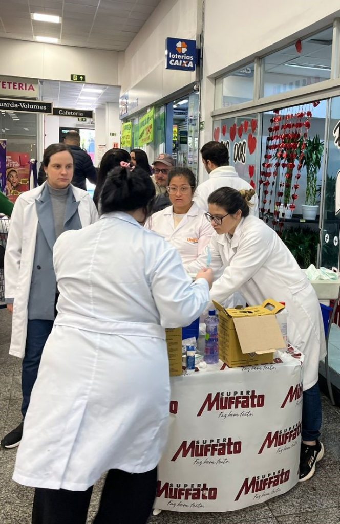Alunos do Técnico em Enfermagem na campanha Dia D Vacinação Super Muffato