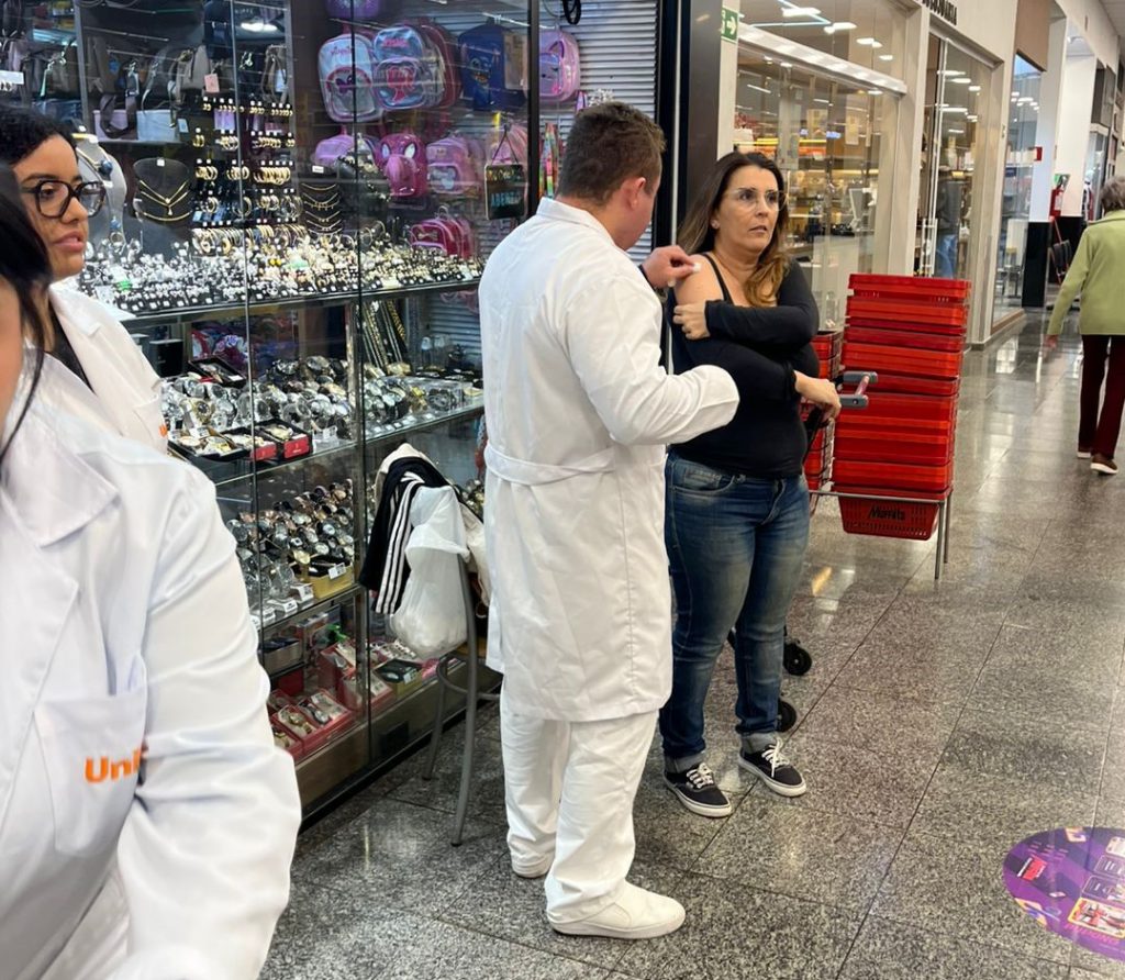 Alunos do Técnico em Enfermagem na campanha Dia D Vacinação Super Muffato