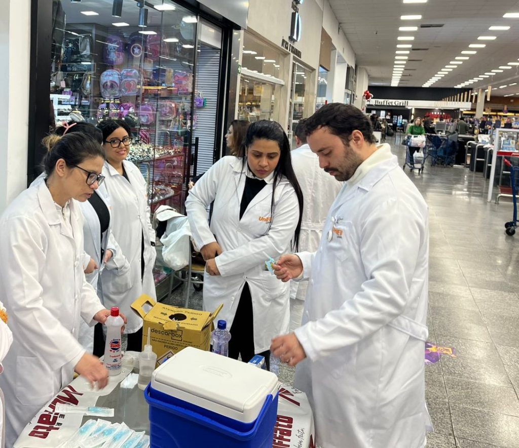 Alunos do Técnico em Enfermagem na campanha Dia D Vacinação Super Muffato