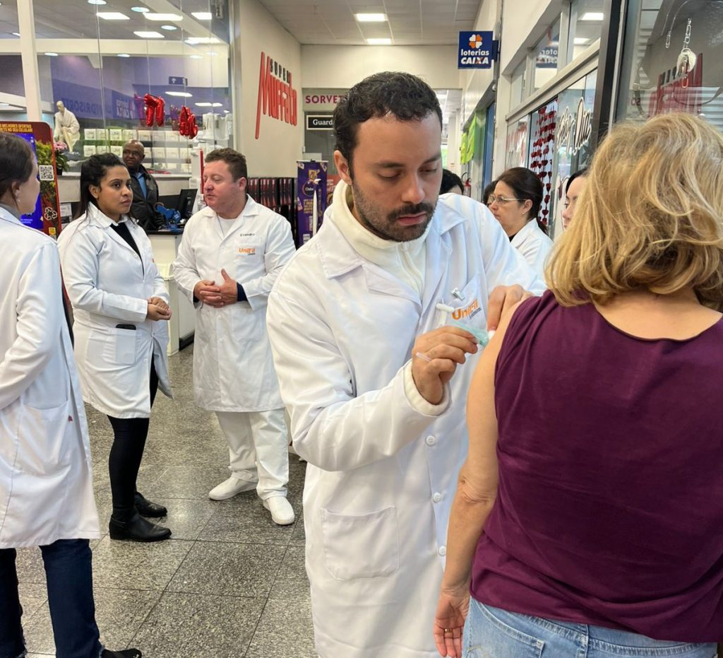Alunos do Técnico em Enfermagem na campanha Dia D Vacinação Super Muffato