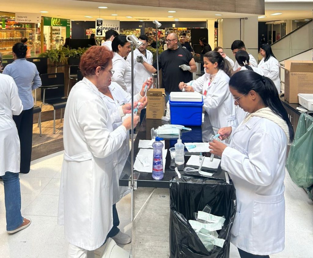 Alunos do Técnico em Enfermagem na campanha Dia D Vacinação Super Muffato