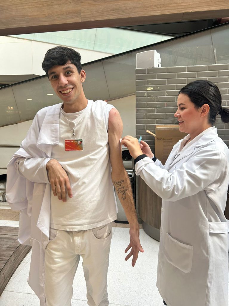 Alunos do Técnico em Enfermagem na campanha Dia D Vacinação Super Muffato