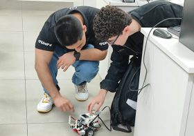 Práticas de robótica reforçam conhecimento em tecnologia e pensamento computacional