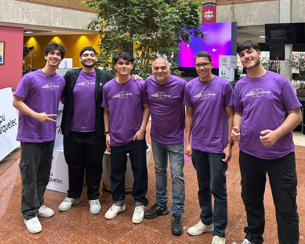 Integrantes das equipes que conquistaram primeiro e segundo lugares na etapa regional de Londrina: dos seis estudantes, três são da Computação da UniFil