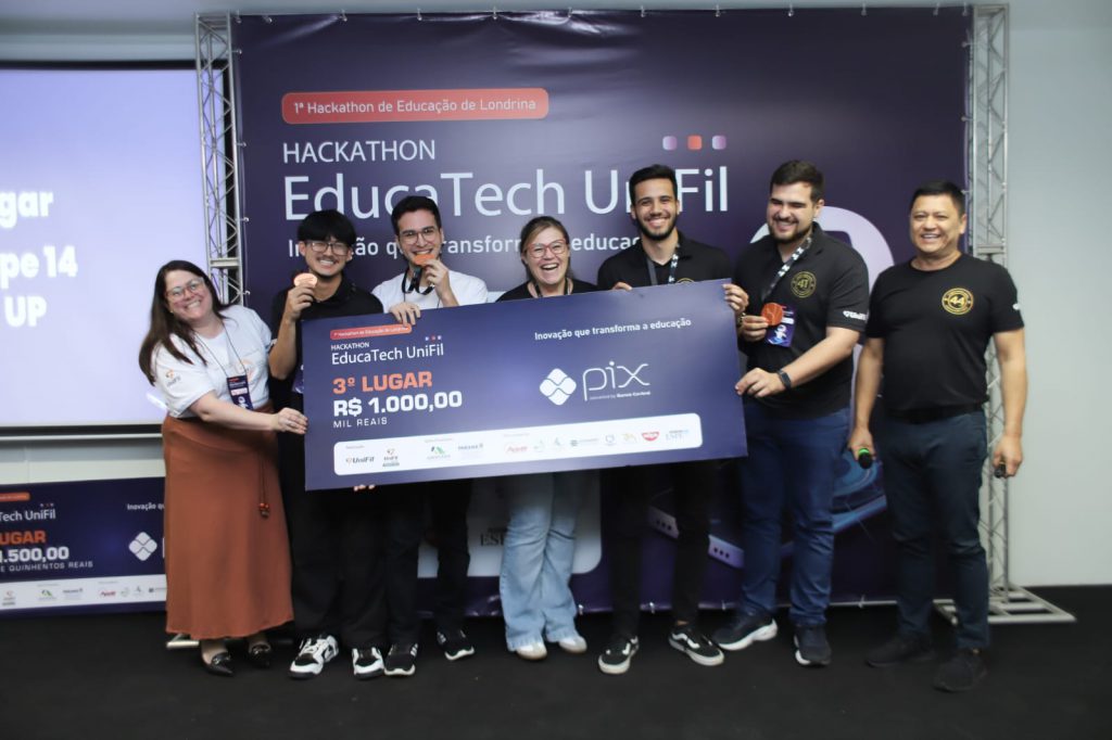 3° Lugar - Hack4Edu. Felipe Caldeira Akryghti, Victor de Andrade Miranda e Gabriel Yuki Silva Koga (Engenharia de Software); Tania Camila Kochmanscky Goulart e Eron Ponce Pereira (professores dos Cursos de Computação)