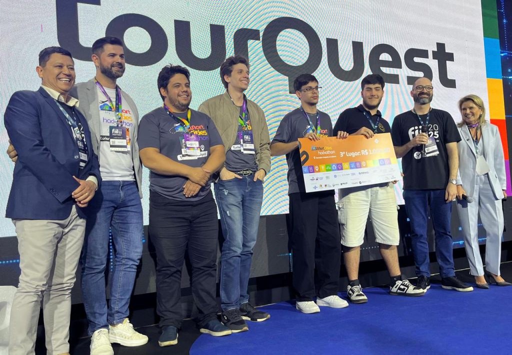 Equipe Tour Quest, terceiro lugar, com organizadores e professor Tanaka: Gustavo, Leonardo, Vitor e Gabriel