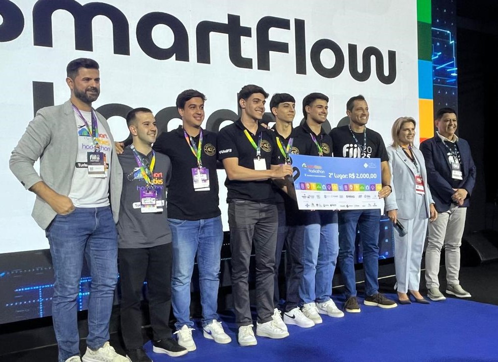 Equipe SmartFlow, vice-campeã, com organizadores e professor Tanaka: Felipe, Pedro Mantovani, Pedro Nakamura, Leonel e João Fillipe