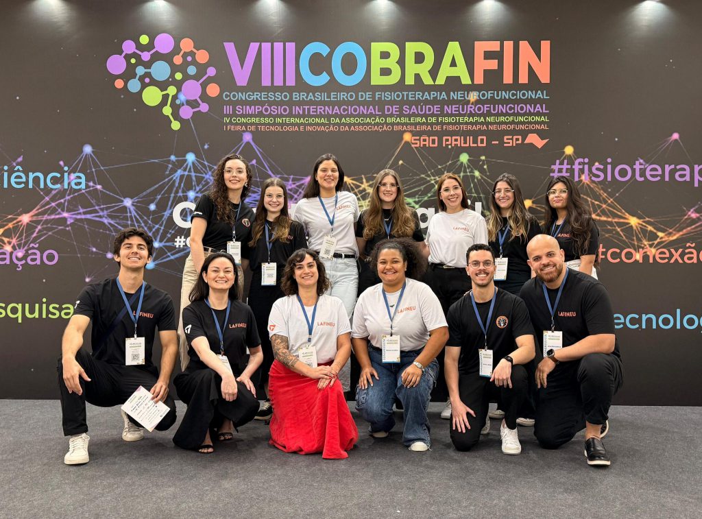 Grupo de alunos de Fisioterapia da UniFil no VIII Congresso Nacional de Fisioterapia Neurofuncional (COBRAFIN), no Centro de Convenções Frei Caneca, em São Paulo