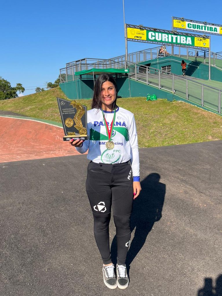 Aluna de Fisioterapia da UniFil, a atleta Ana Beatriz do Prado Navarro Modesto, é a Campeã da Taça Brasil de BMX