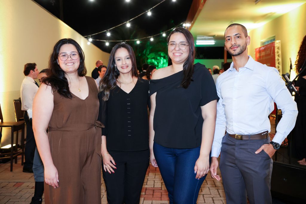 Egressos que conquistaram a Caneta Laranja pelas notas mais altas no exame da OAB: Jamile, Jeniffer, Karina e Diego