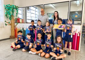 Alunos do Colégio Londrinense participam do lançamento de livro publicado pela Editora UniFil