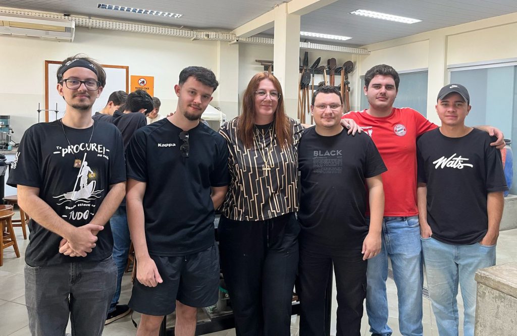 professora mestre Tatiana Vettori Ferreira e alunos de engenharias