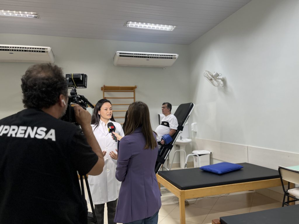 Coordenadora Heloísa Tsukamoto em entrevista para a TV Tarobá