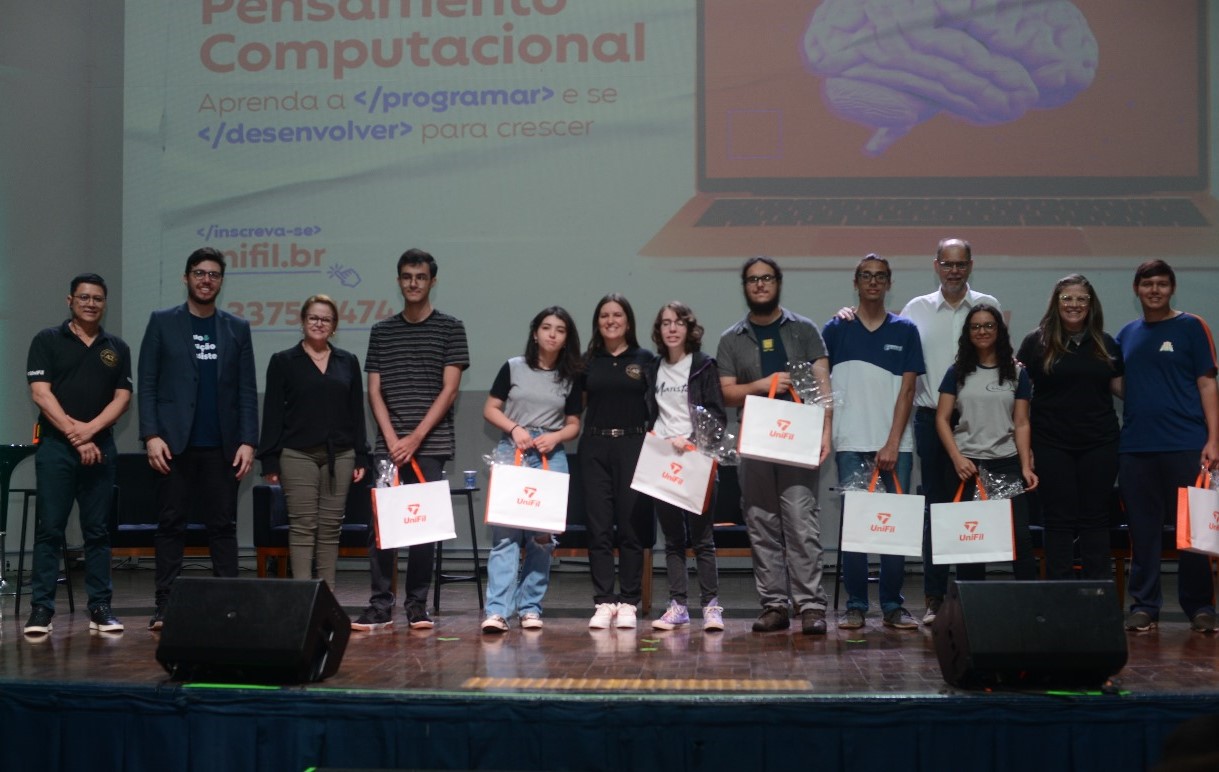 UniFil homenageia alunos destaque do curso de Pensamento Computacional