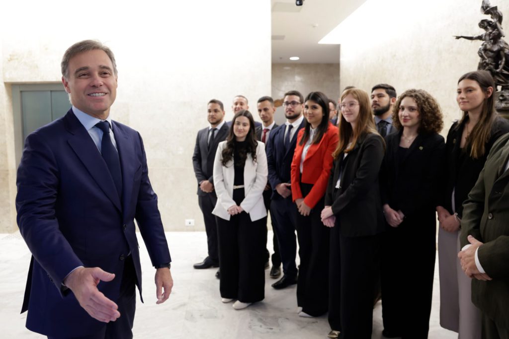 Alunos com ministro André Mendonça, do Supremo Tribunal Federal